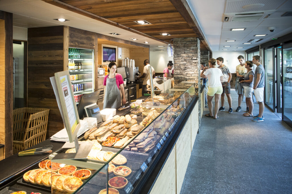 Vitrine intérieure de la la boulangerie La Panière à Chamonix, partenaire de Billie Cup