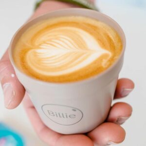 Tasse réemployable Billie 20 avec du latte art