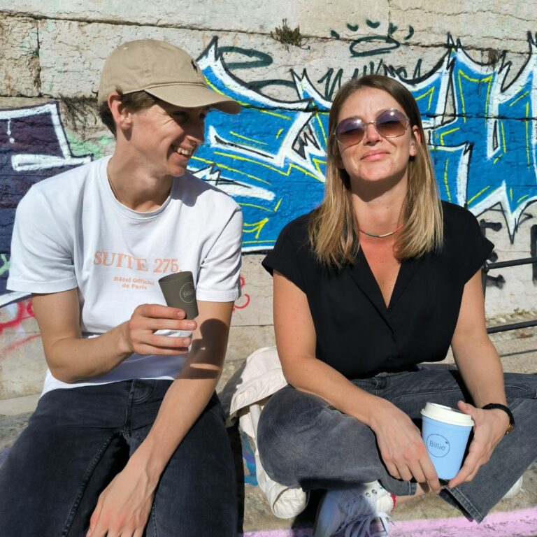 Deux personnes souriantes avec des tasses Billie Cup à la main