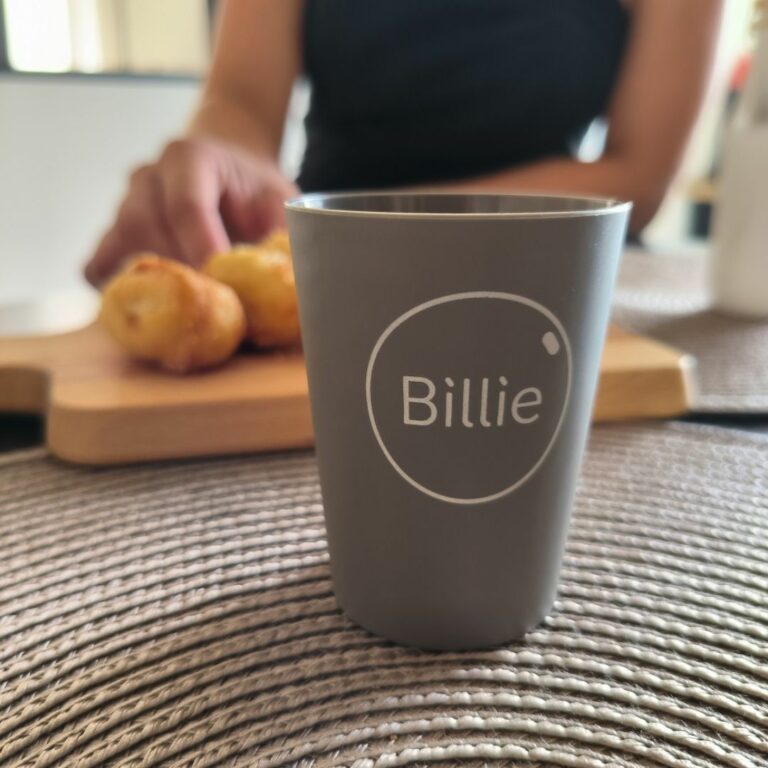 Tasse réemployable Billie 12 en premier plan avec madeleines en fond