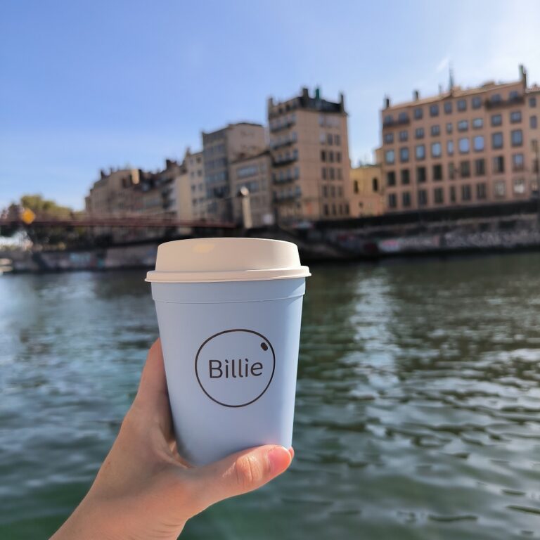 Main qui tient une tasse réutilisable Billie 30 à Lyon