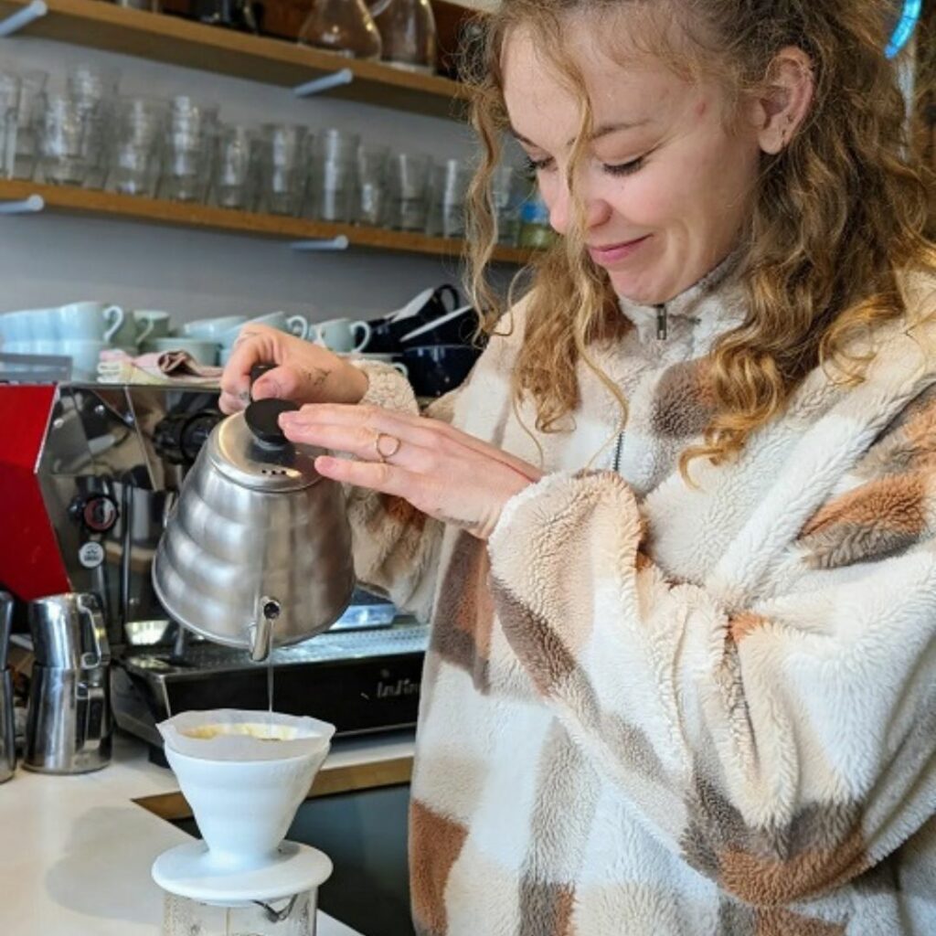 Barista préparant un café chez Café Bretelles