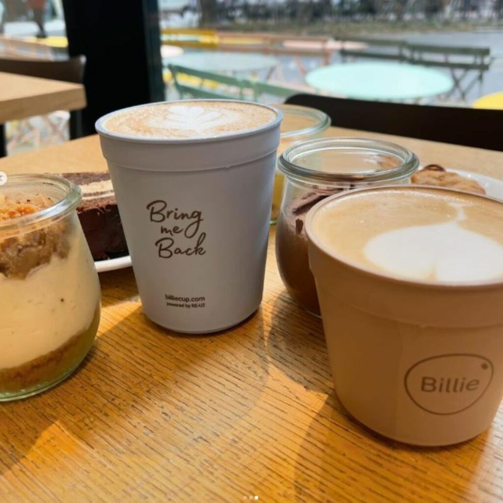 Desserts dans des bocaux en verre et boissons dans des tasses Billie Cup posés sur une table chez Flow Food Family