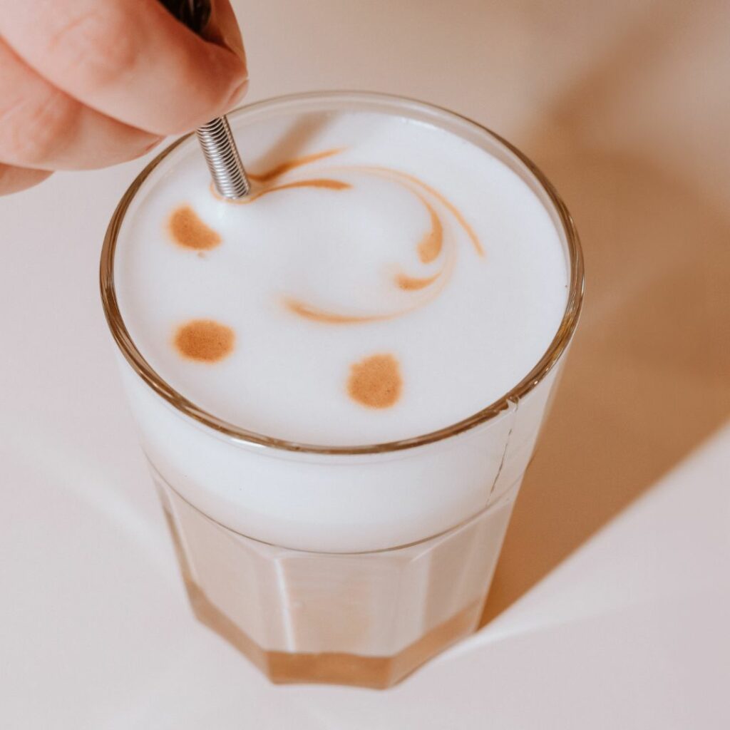 Latte dans un grand verre chez Les Compotes Strasbourg