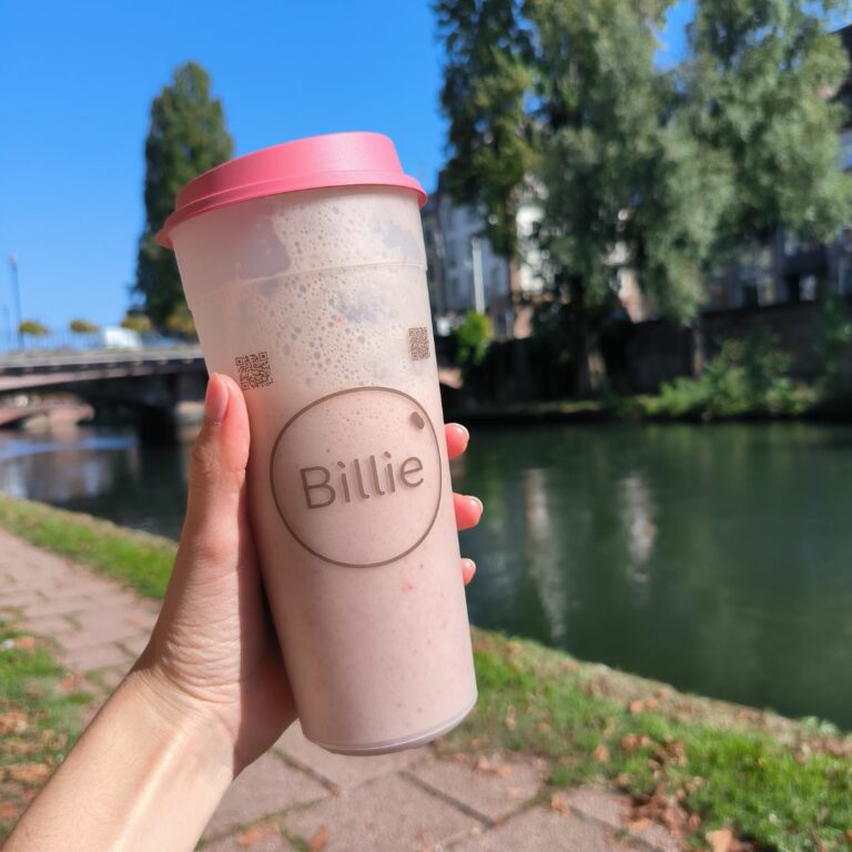 Smoothie dans une tasse Billie Cup, avec un couvercle