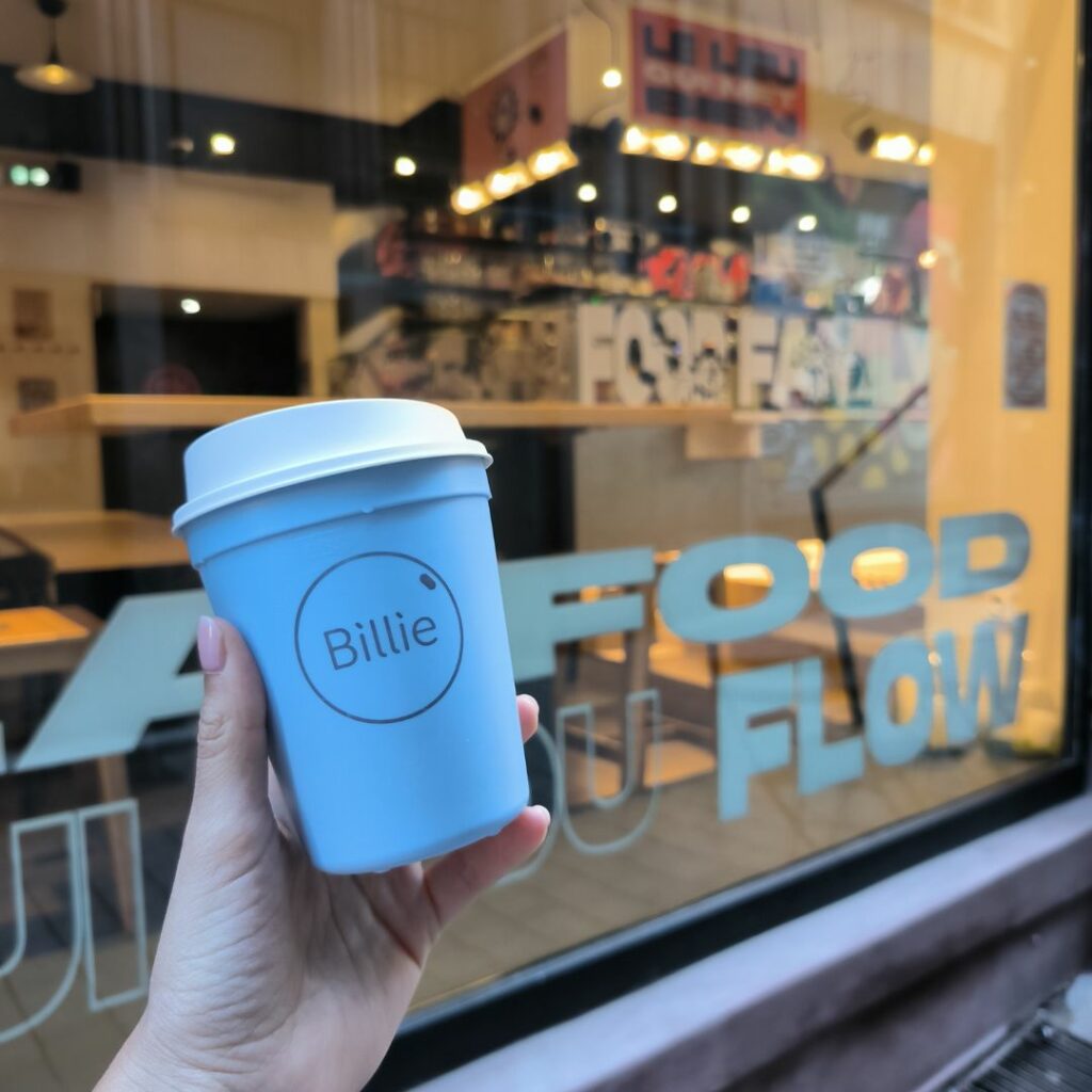 Tasse Billie Cup devant la vitrine de Flow Food Family, à Strasbourg