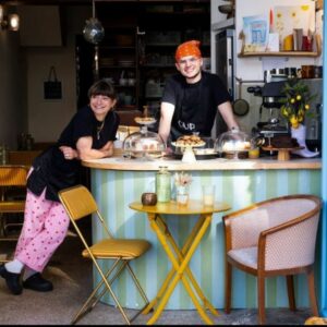 Lucile et son apprenti dans le coffee shop Tiny Cup Lille