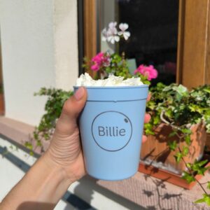 Boisson dans une Billie Cup chez l'AtelierW, Dambach-la-Ville