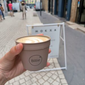 Un cappuccino dans une Billie 20 chez Café Mokxa